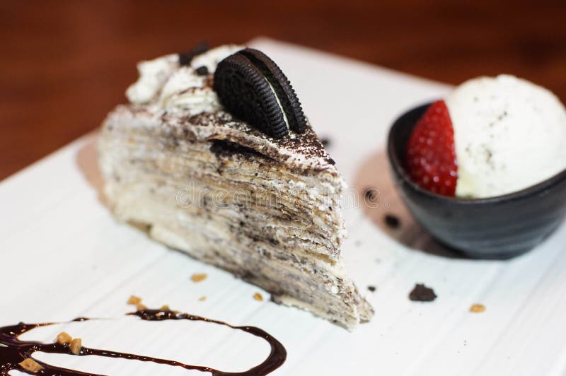 Bolo do crepe em um sabor do oreo imagem de stock Bolo do crepe em um sabor do oreo imagem de stock