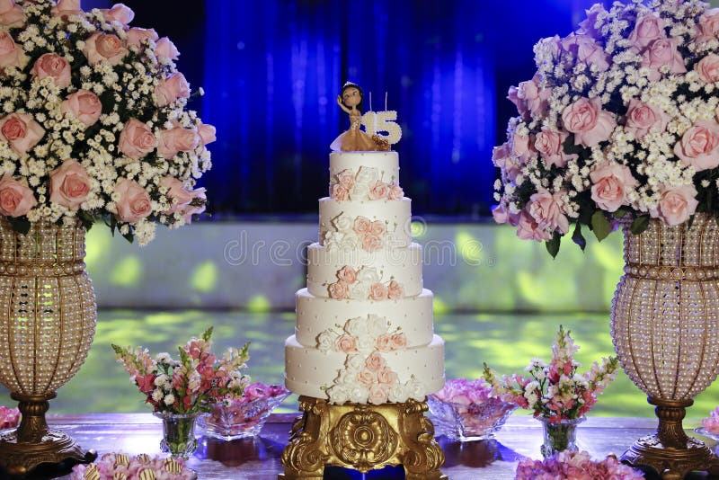 Bolo De Festa Bolo De Aniversário De 15 Anos Quinze Anos Foto de Stock -  Imagem de sobremesa, brasil: 208912852