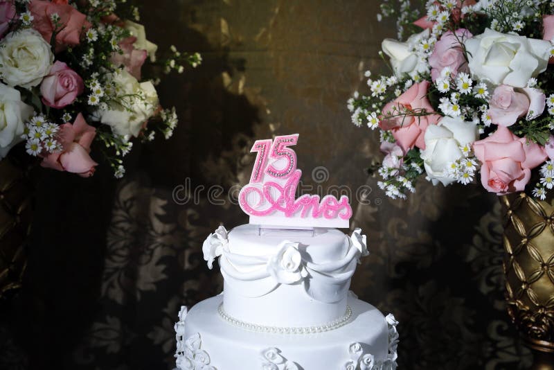 Bolo De Festa Bolo De Aniversário De 15 Anos Quinze Anos Foto de Stock -  Imagem de sobremesa, brasil: 208912852