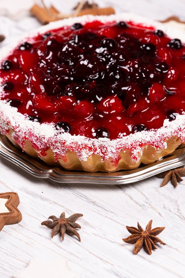 Bolo Doce Com Geleia Da Cereja, Saboroso E Fresco Jogo De Chá Antigo Foto  de Stock - Imagem de biscoito, atolamento: 128271732