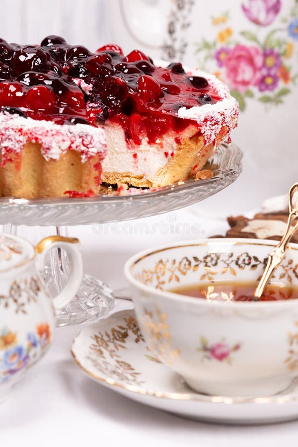 Bolo Doce Com Geleia Da Cereja, Saboroso E Fresco Jogo De Chá Antigo Foto  de Stock - Imagem de biscoito, atolamento: 128271732