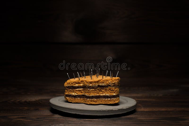 Bolo doce cozido em uma placa concreta em um fundo de madeira escuro Para a propaganda da dieta imagens de stock royalty free Bolo doce cozido em uma placa concreta em um fundo de madeira escuro Para a propaganda da dieta imagens de stock royalty free