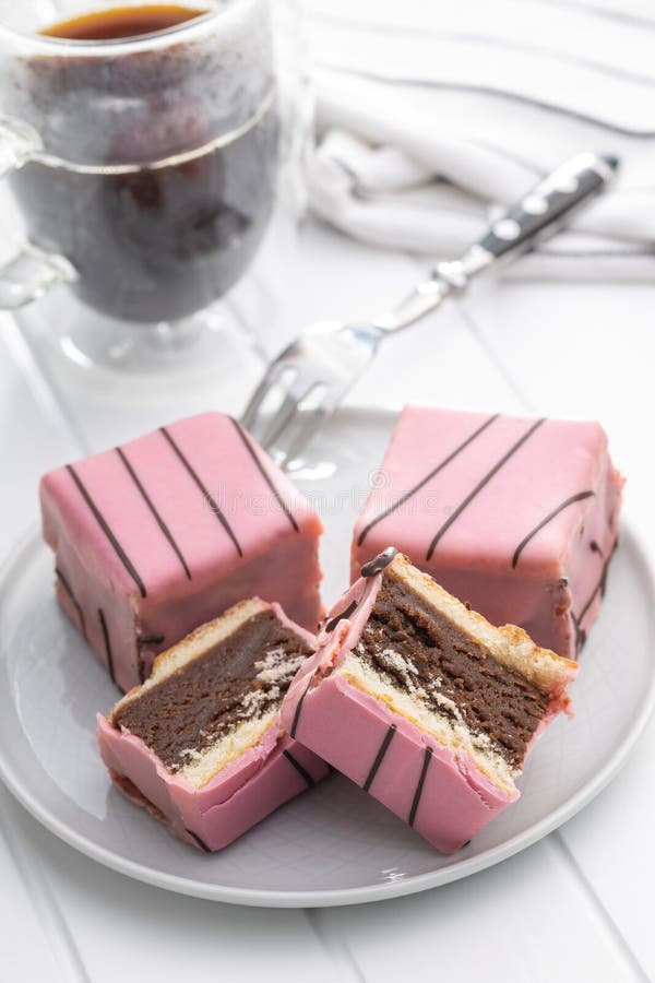 Bolo doce. sobremesa saborosa rosa imagem de stock