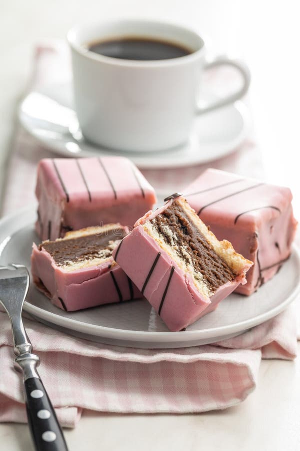 Bolo doce. sobremesa saborosa rosa imagem de stock