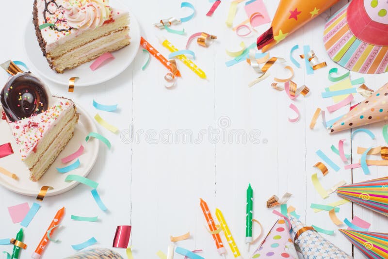 Bolo e decoração de aniversário no fundo de madeira branco imagens de stock Bolo e decoração de aniversário no fundo de madeira branco imagens de stock