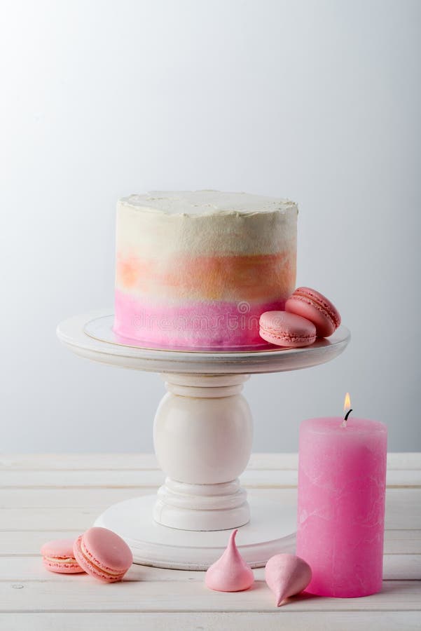 Bolo De Creme Cor-de-rosa Bonito Com Uma Decoração Do Chapéu De Coco Da  Princesa Imagem de Stock - Imagem de delicioso, romance: 112254399