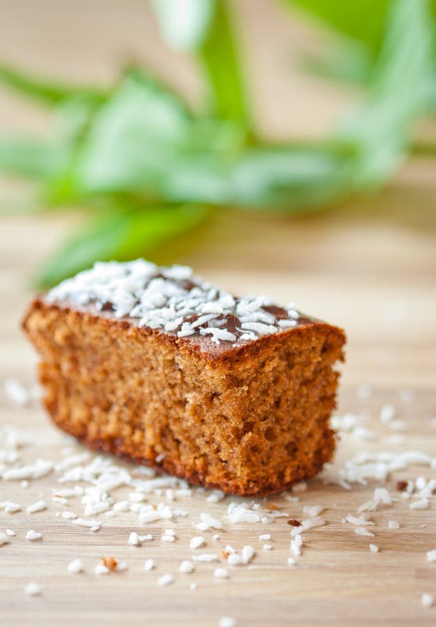 Bolo em uma placa imagens de stock