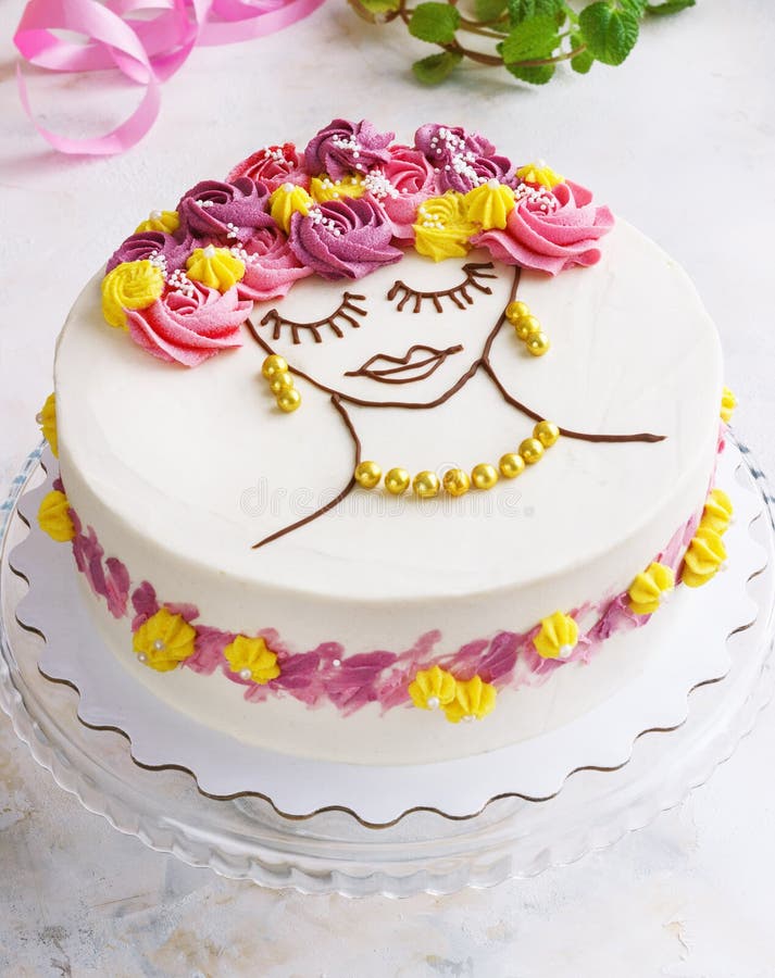 Bolo Festivo Com Flores Creme E Rosto Feminino Sobre Fundo Leve