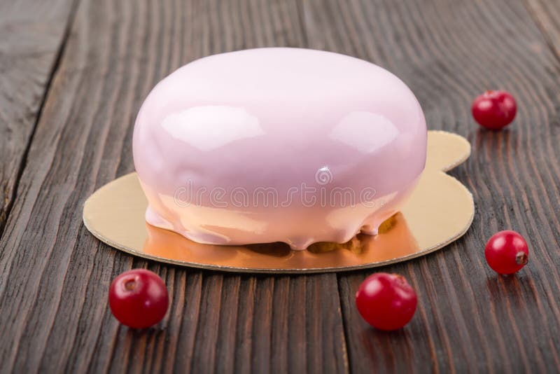 Bolo francês da musse coberto com o esmalte cor-de-rosa foto de stock royalty free Bolo francês da musse coberto com o esmalte cor-de-rosa foto de stock royalty free