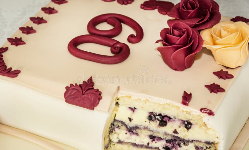 Bolo grande para o 60th aniversário, alimento simbólico imagem de stock royalty free Bolo grande para o 60th aniversário, alimento simbólico imagem de stock royalty free