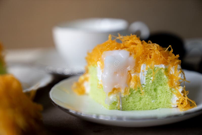 Bolo pandan do bolo da linha da gema do ouro, ou do Foi Tong Thai do bolo foto de stock Bolo pandan do bolo da linha da gema do ouro, ou do Foi Tong Thai do bolo foto de stock