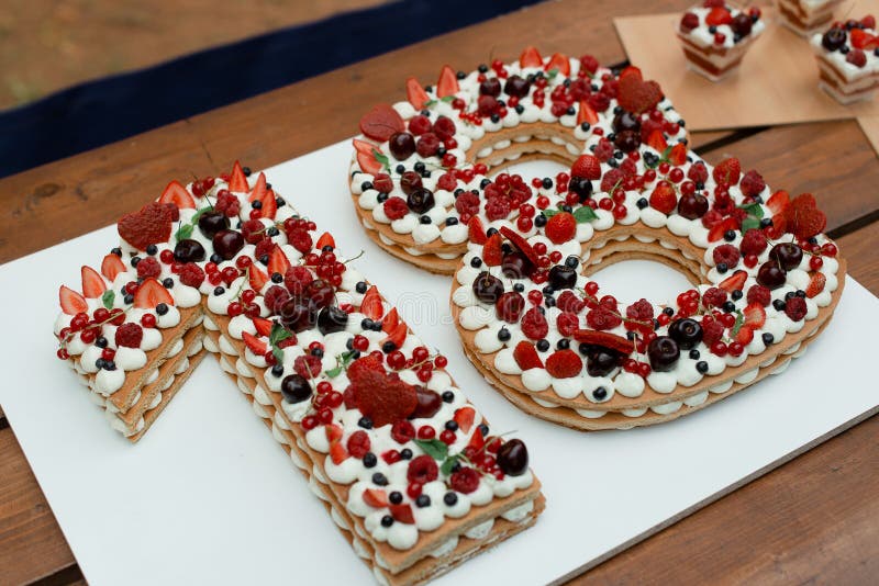 18 ANOS DE BOLO DE ANIVERSÁRIO Imagem de Stock - Imagem de florescer, flor:  141275681