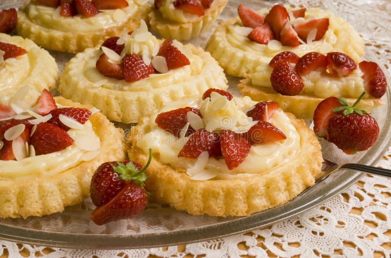 Bolo redondo com morangos frescos imagem de stock royalty free