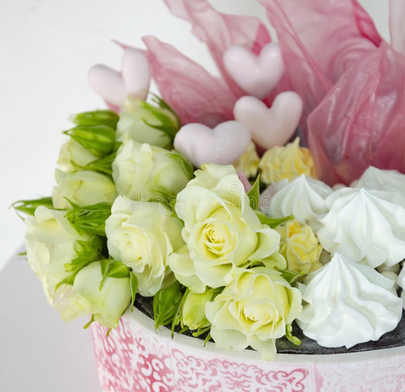 Bolo De Creme Cor-de-rosa Bonito Com Uma Decoração Do Chapéu De Coco Da  Princesa Imagem de Stock - Imagem de delicioso, romance: 112254399