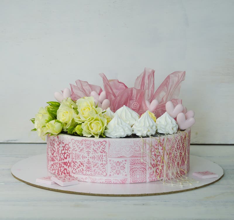 Bolo De Creme Cor-de-rosa Bonito Com Uma Decoração Do Chapéu De Coco Da  Princesa Imagem de Stock - Imagem de delicioso, romance: 112254399