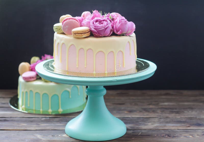 Foto de Bolo Rosa Moderno Com Rosas Frescas E Macaroons Conceito