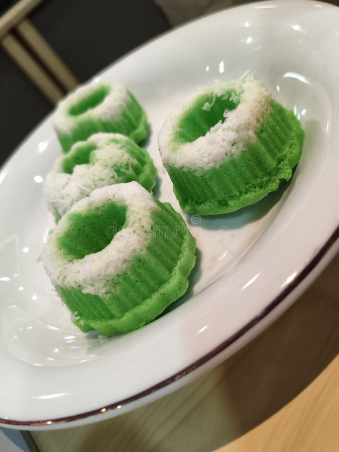 Bolo tradicional indonésio verde e doce, putu ayu imagem de stock