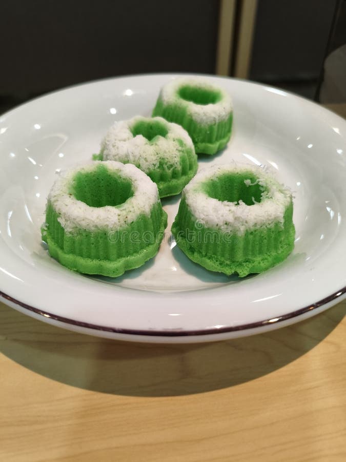 Bolo tradicional indonésio verde e doce, putu ayu imagem de stock royalty free
