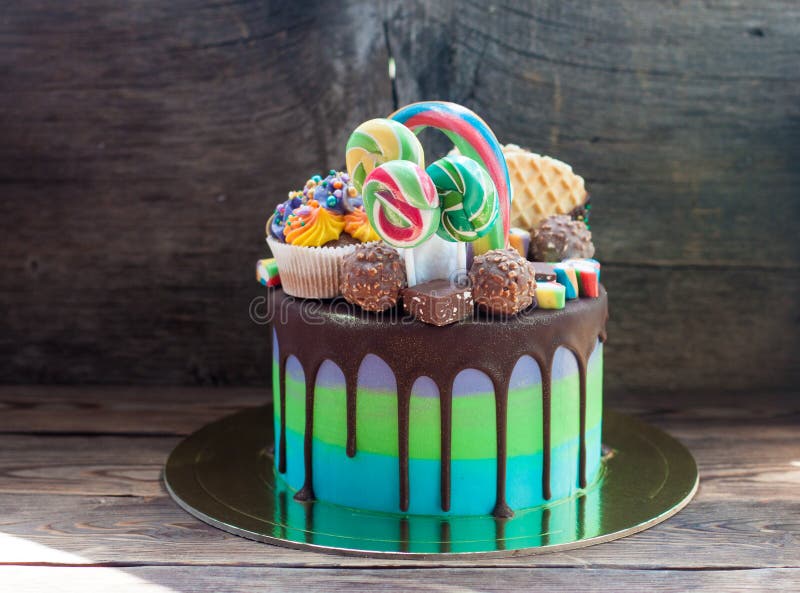 Bolo De 50.o Aniversário Com Chocolate, Morangos E Mirtilos Imagem de Stock  - Imagem de nascimento, indulgência: 166361957