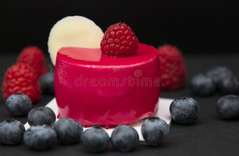 Bolo vermelho à moda bonito novo com framboesas fotos de stock Bolo vermelho à moda bonito novo com framboesas fotos de stock