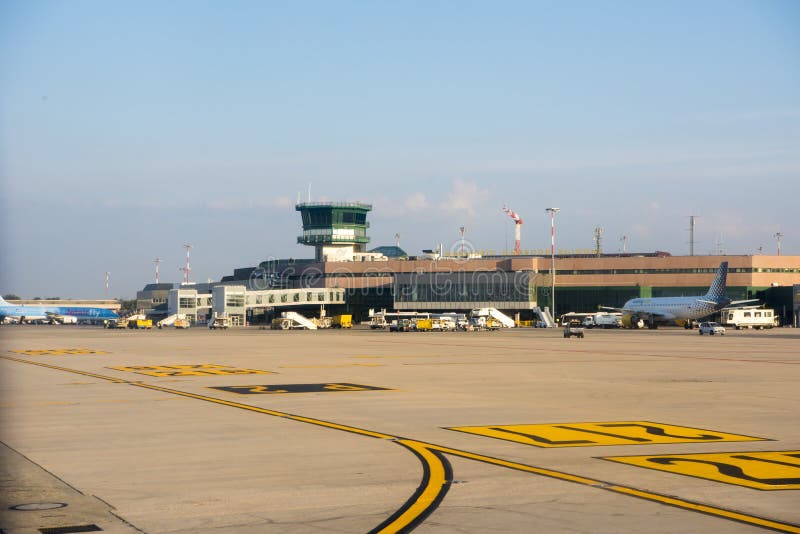 Aeroporto di bologna immagine editoriale. Immagine di transito 174492710