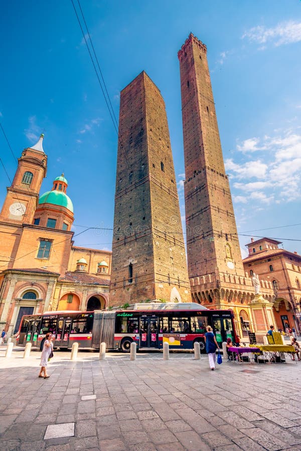 Bologna góruje i Chiesa Di San Bartolomeo Bologna, emilia, Włochy zdjęcie stock Bologna góruje i Chiesa Di San Bartolomeo Bologna, emilia, Włochy zdjęcie stock