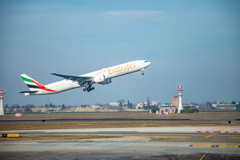 Bologna, Italie - 10 02 2019 : Avion décollant de l'aéroport à Bologna photo libre de droits Bologna, Italie - 10 02 2019 : Avion décollant de l'aéroport à Bologna photo libre de droits