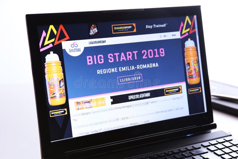 Bologna, Italien - 26. März 2019: Illustrative redaktionelle Website des Logos des Autogiros d ‚Italien sichtbar auf Bildschirm lizenzfreies stockbild Bologna, Italien - 26. März 2019: Illustrative redaktionelle Website des Logos des Autogiros d ‚Italien sichtbar auf Bildschirm lizenzfreies stockbild
