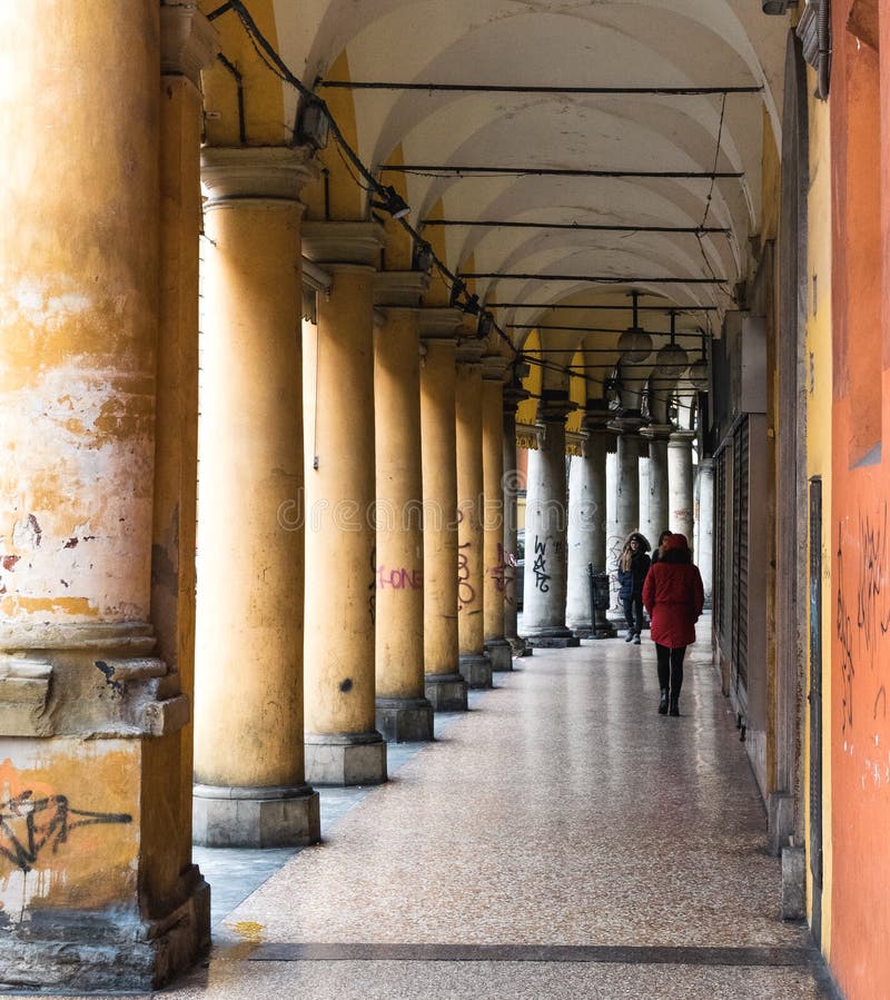 BOLOGNA, ITALIË - 17 FEBRUARI, 2016: Mensen die door een Portiek, beschutte gang, in Bologna met zijn bijna 40 kilometers lopen royalty-vrije stock afbeeldingen BOLOGNA, ITALIË - 17 FEBRUARI, 2016: Mensen die door een Portiek, beschutte gang, in Bologna met zijn bijna 40 kilometers lopen royalty-vrije stock afbeeldingen