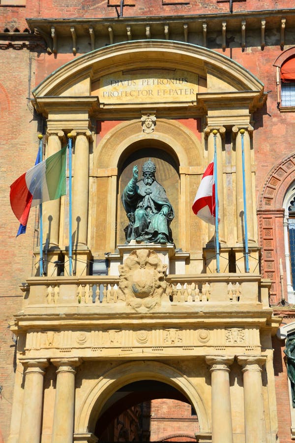 Bronze statue of Pope John XXIII, above the door of the Seminario Vescovile  Giovanni XXIII Roman Catholic religious seminary, Citta Alta, Bergamo,  Italy Stock Photo - Alamy