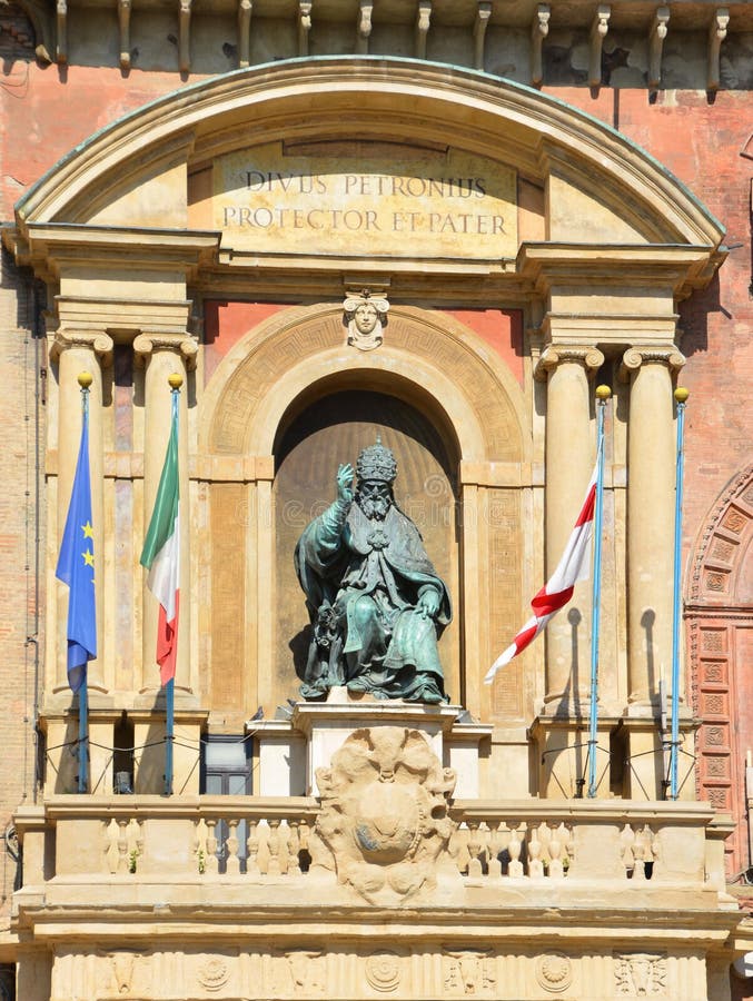 Bronze statue of Pope John XXIII, above the door of the Seminario Vescovile  Giovanni XXIII Roman Catholic religious seminary, Citta Alta, Bergamo,  Italy Stock Photo - Alamy