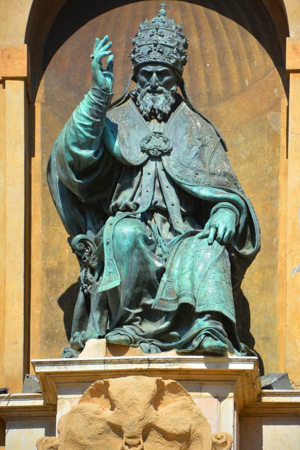 Bronze statue of Pope John XXIII, above the door of the Seminario Vescovile  Giovanni XXIII Roman Catholic religious seminary, Citta Alta, Bergamo,  Italy Stock Photo - Alamy