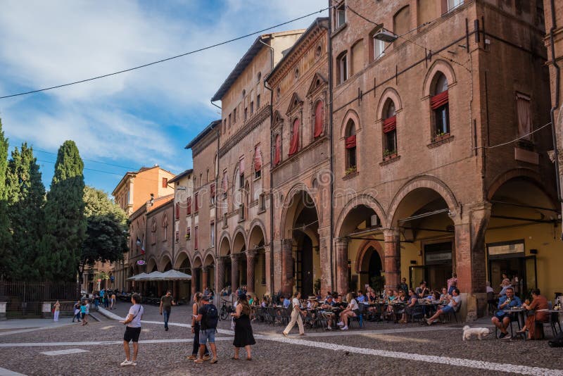 Bologna italy 8 de agosto de 2023 plaza de santo stefano con gente real en terrazas de ocio foto de archivo libre de regalías