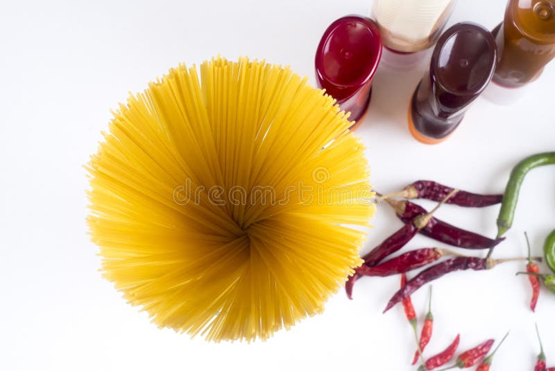 Bolonais de Fettuccine de pâtes avec la sauce tomate dans la cuvette blanche Vue supérieure image stock Bolonais de Fettuccine de pâtes avec la sauce tomate dans la cuvette blanche Vue supérieure image stock