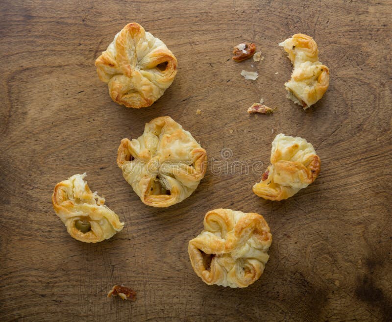 Bolos da massa folhada fotos de stock