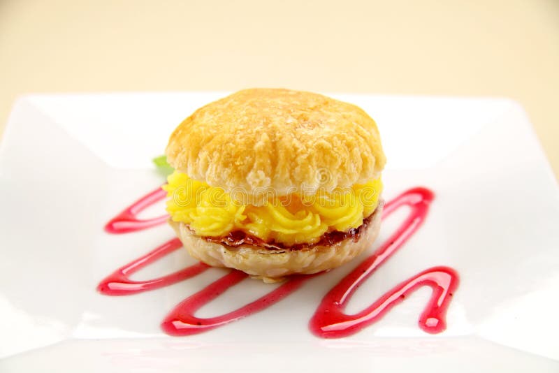 Bolos da pastelaria do creme fotos de stock royalty free