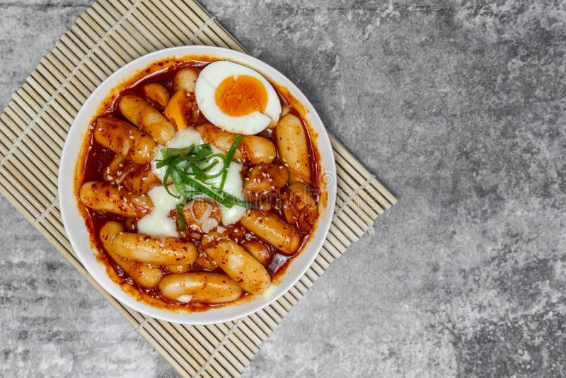 espetos de bolo de arroz de comida de rua tradicional coreana. coreano  sotteok sotteok. tradução de espetos de bolo de arroz coreano. salsichas  fritas bolos de arroz no palito em turnos. lanche