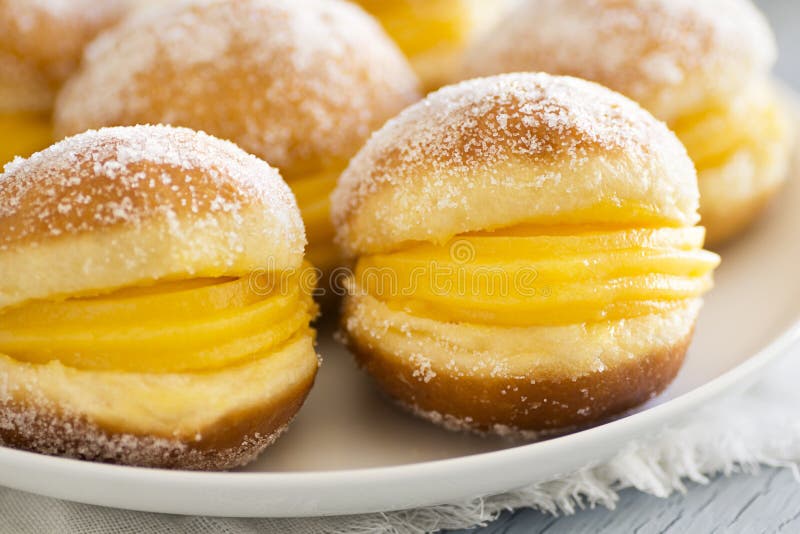 Bolos DE Berlim of Berlin Balls, Fried Dough met Zoet Ei stock foto Bolos DE Berlim of Berlin Balls, Fried Dough met Zoet Ei stock foto