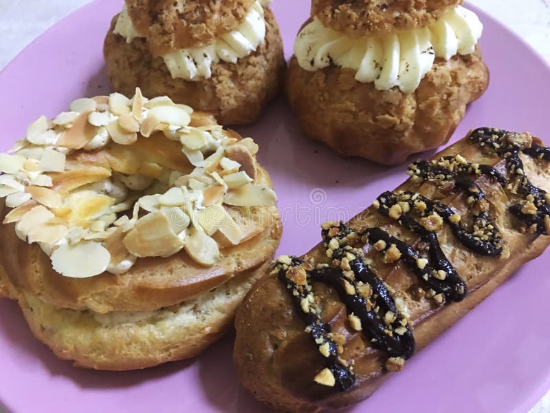 Bolos de choux feitos à mão imagem de stock royalty free