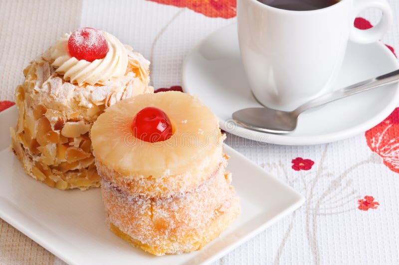 Jogo de chá da tarde com mini bolo de tiramisu e bolo de chocolate