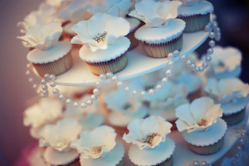 Bolos e pastelarias no banquete de casamento foto de stock Bolos e pastelarias no banquete de casamento foto de stock