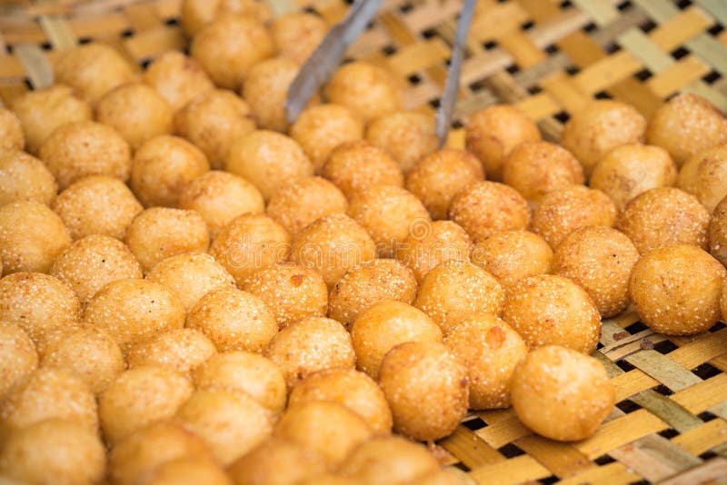 Bolos fritados glutinosos em bolos fritados baskGlutinous na cesta Foodet da rua de Hanoi Alimento da rua de Hanoi fotos de stock Bolos fritados glutinosos em bolos fritados baskGlutinous na cesta Foodet da rua de Hanoi Alimento da rua de Hanoi fotos de stock