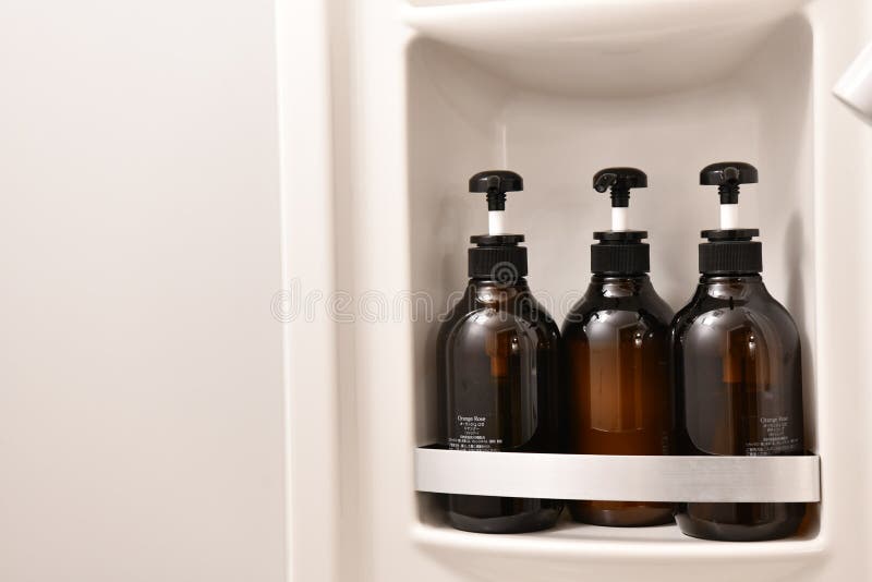 Bolsa de artÃculos de aseo con artÃculos de aseo, pequeñas botellas de plástico de productos de higiene y jabón, ArtÃculos d fotos de archivo Bolsa de artÃculos de aseo con artÃculos de aseo, pequeñas botellas de plástico de productos de higiene y jabón, ArtÃculos d fotos de archivo