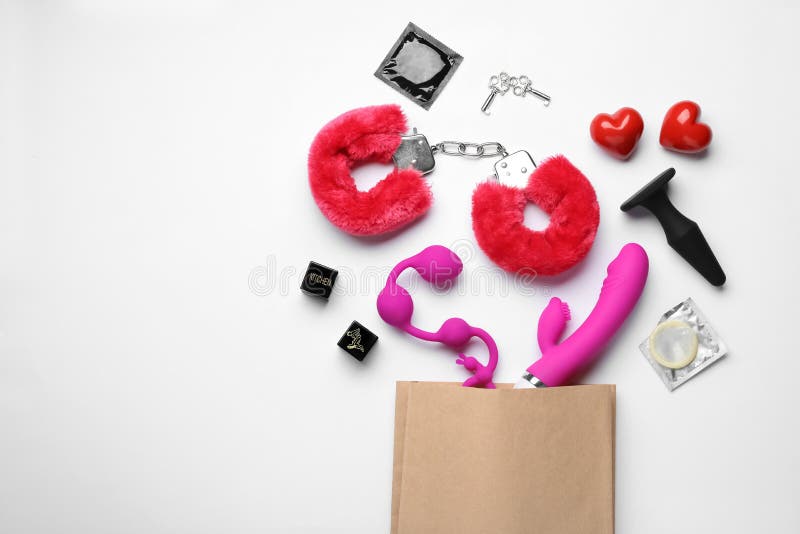 Bolsa de venta de papel con juguetes sexuales en fondo blanco, vista superior fotografía de archivo Bolsa de venta de papel con juguetes sexuales en fondo blanco, vista superior fotografía de archivo