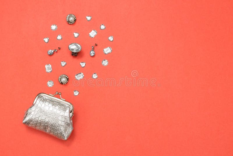 Bolsa, gemas e joia de prata no fundo cor-de-rosa imagem de stock Bolsa, gemas e joia de prata no fundo cor-de-rosa imagem de stock