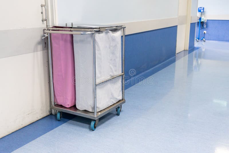 Bolsas De Lavandería Recogen Ropa Sucia Usada De Pacientes En La Sala Del  Hospital Foto de archivo - Imagen de lino, paciente: 205861594