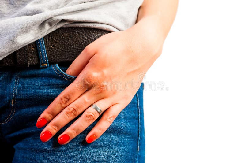 Bolsillo de los vaqueros y de una mano femenina imagen de archivo Bolsillo de los vaqueros y de una mano femenina imagen de archivo