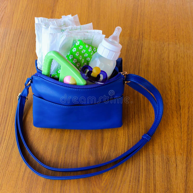 bolso con los artículos al cuidado para el niño fotos de archivo bolso con los artículos al cuidado para el niño fotos de archivo