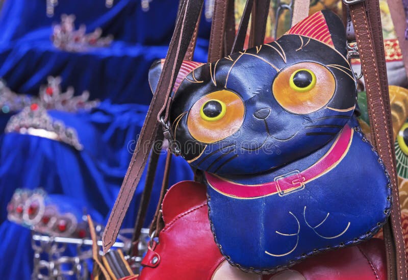 Bolso de cuero de las mujeres bajo la forma de gato Monedero bajo la forma de gatito imágenes de archivo libres de regalías Bolso de cuero de las mujeres bajo la forma de gato Monedero bajo la forma de gatito imágenes de archivo libres de regalías
