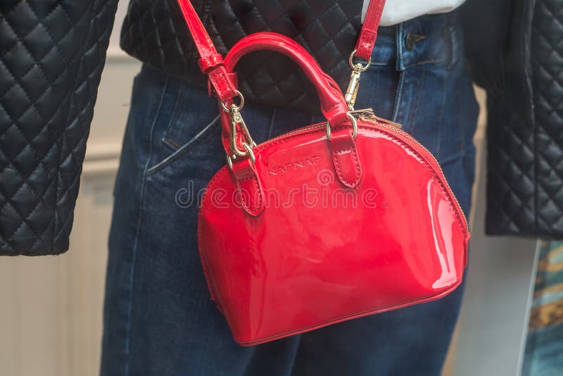 estático baño Carne de cordero Bolso De Cuero Rojo De Naf Naf, La Famosa Marca Francesa De Lujo En Una  Tienda De Moda Foto de archivo editorial - Imagen de lifestyle, bolso:  173006533